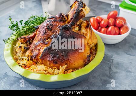 Porte-jarret de porc rôti avec un plat de sauerkraut. Plat de viande national tchèque et allemand. Gros plan. Banque D'Images