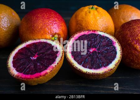 Groupement d'Oranges en tranches et de sang Total: Un groupe d'oranges de sang avec un agrumes en tranches devant Banque D'Images