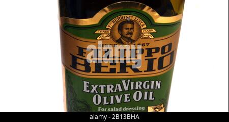 L'étiquette sur une bouteille de 500 ml d'huile d'olive extra vierge Filippo Berio Banque D'Images