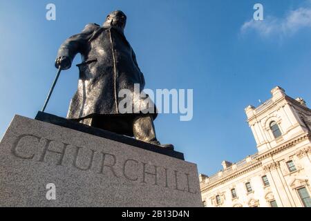 Statue de Winston Churchill devant les Chambres du Parlement sur la place du Parlement Banque D'Images