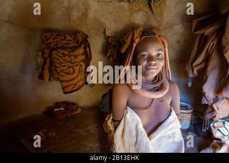 Filles de la tribu Himba à Kaokoland, Namibie, Afrique Banque D'Images