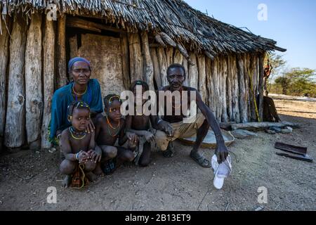 Famille de la tribu Mudimba de la province de Cunene dans le sud de l'Angola, en Afrique Banque D'Images