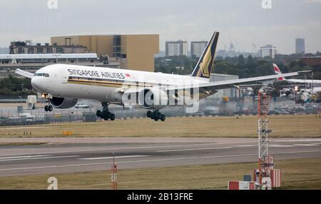 Boeing 777 de Singapore Airlines à l'approche de la piste sud de l'aéroport Heathrow de Londres Banque D'Images