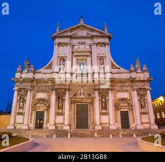 Ravenne - L'église Basilique de Santa Maria del Porto au crépuscule. Banque D'Images