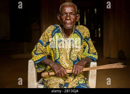 Homme plus âgé de la forêt équatoriale, Gabon, Afrique centrale Banque D'Images