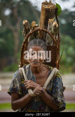 Femme avec panier, Gabon, Afrique centrale Banque D'Images