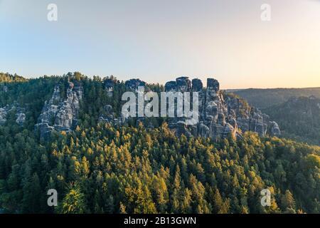 Vue du Bastei sur la petite Goose rock, les montagnes de grès d'Elbe, la Saxe, l'Allemagne Banque D'Images
