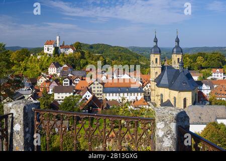 Vue depuis le Kreuzberg sur l'église et le château de pèlerinage, Goessweinstein, Haute-Franconie, Bavière, Allemagne Banque D'Images