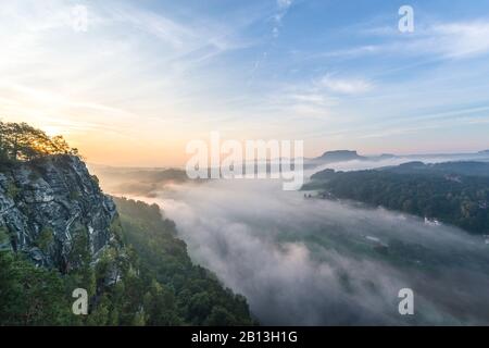 Vue depuis la vallée de l'Elbe avec Lilienstein et Elbe dans le brouillard matinal, montagnes de grès d'Elbe, Saxe, Allemagne Banque D'Images