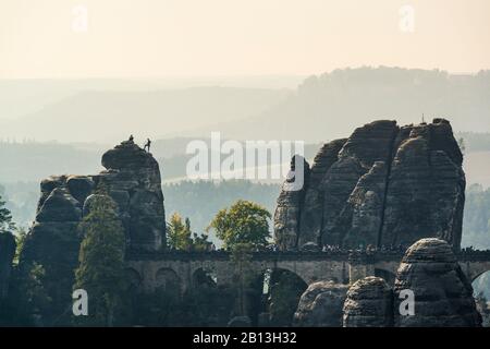 Le pont de Bastei avec des grimpeurs, les montagnes de Sandstone d'Elbe, Saxe, Allemagne Banque D'Images