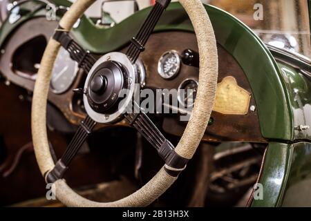 Vue intérieure du tableau de bord et du volant de voiture anciens du côté conducteur du véhicule Banque D'Images