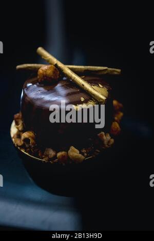 Gâteau au chocolat de luxe-gâteau décoré avec un décor d'or de popcorn caramélisé sur un fond sombre. Mise à plat. Close-up. Copier l'espace. Banque D'Images