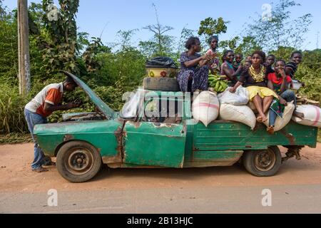 Une ancienne Peugeot 404 utilisée comme taxi, Nigeria Banque D'Images