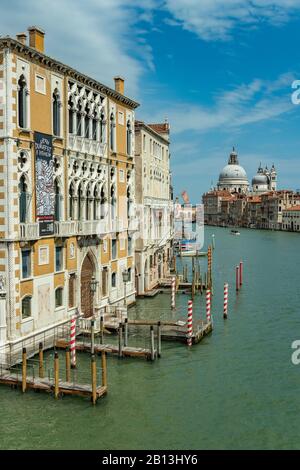 Venise, ITALIE - 02 août 2019 : Grand Canal avec Basilique de Santa Maria della Salute à Venise, Italie. Vue sur le Grand Canal de Venise en journée ensoleillée. Arche Banque D'Images