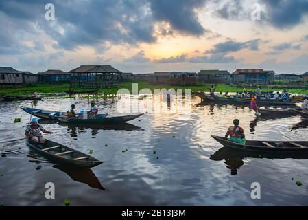 Résidents du village flottant GanviÈ,Bénin,Afrique Les Habitants du village flottant de Ganvi√ ©,Bénin,Afrique Banque D'Images