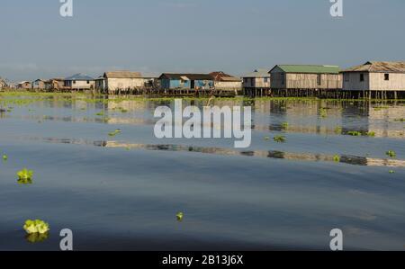 Le village flottant de Ganvé, Bénin, Afrique Banque D'Images