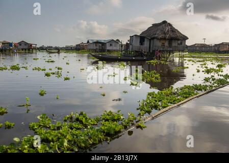 Résidents du village flottant GanviÈ,Bénin,Afrique Les Habitants du village flottant de Ganvi√ ©,Bénin,Afrique Banque D'Images