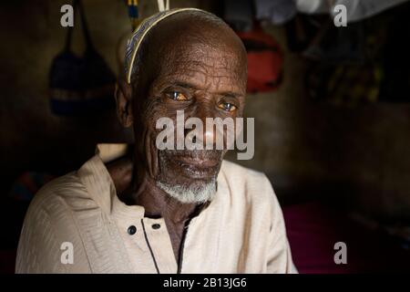 Un vieil homme du nord du Togo Banque D'Images