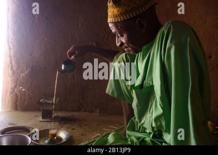 Un homme Fulani prépare du thé, dans un village du Sahel, au Burkina Faso Banque D'Images