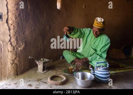 Un homme Fulani prépare du thé, dans un village du Sahel, au Burkina Faso Banque D'Images