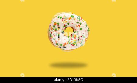 Délicieux beignets à léviter avec une mousse blanche et des saupoules colorées sur fond jaune vif. Gros anneau de gros plan Banque D'Images