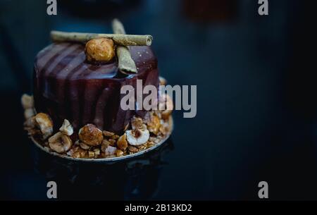 Gâteau au chocolat de luxe-gâteau décoré avec un décor d'or de popcorn caramélisé sur un fond sombre. Mise à plat. Close-up. Copier l'espace. Banque D'Images