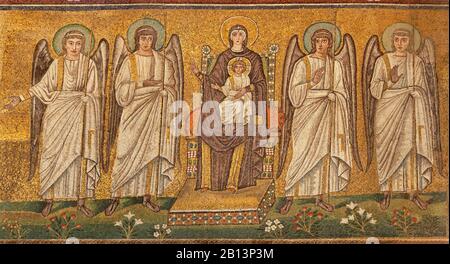 Ravenne, ITALIE - 28 JANVIER 2020: La mosaïque de Madonna parmi les anges de l'église Basilique de Sant Apolinare Nuovo de 6. Cent. Banque D'Images