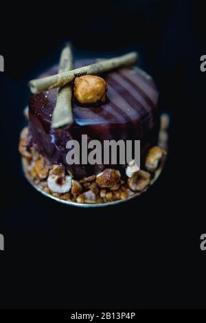 Gâteau au chocolat de luxe-gâteau décoré avec un décor d'or de popcorn caramélisé sur un fond sombre. Mise à plat. Close-up. Copier l'espace. Banque D'Images