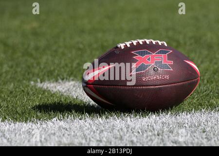 Tampa, Floride, États-Unis. 22 février 2020. Un football est vu sur le terrain pendant le match XFL entre les Roughnecks de Houston et les Vipers de Tampa Bay qui ont eu lieu au stade Raymond James à Tampa, en Floride. Andrew J. Kramer/CSM/Alay Live News Banque D'Images