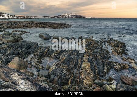 Paysage côtier de l'île de Kvaløya avec vue sur l'île de Sommarøy, Norvège Banque D'Images