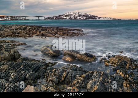 Paysage côtier de l'île de Kvaløya avec vue sur l'île de Sommarøy, Norvège Banque D'Images