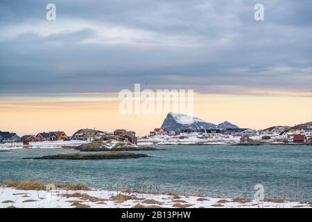 Paysage côtier sur l'île de Sommarøy surplombant l'île de Håja, Norvège Banque D'Images