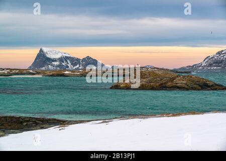 Paysage côtier sur l'île de Sommarøy surplombant l'île de Håja, Norvège Banque D'Images