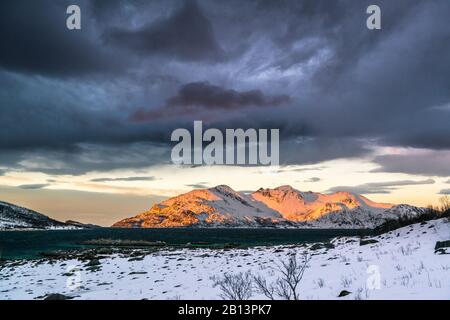 Coucher de soleil dans le Gøtfjord avec vue sur l'île de Vengsøya, Kvaløya, Norvège Banque D'Images