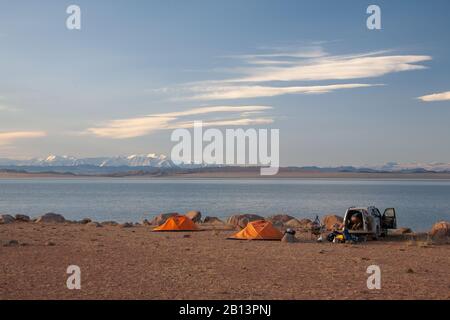 Voir nuageux sur un lac de montagne. La Mongolie tente sur beach Banque D'Images