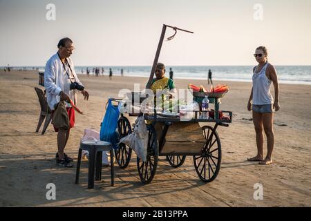 Touristes sur la plage Arambol, Goa, Inde, Asie Banque D'Images