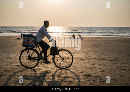 Touristes sur la plage Arambol, Goa, Inde, Asie Banque D'Images