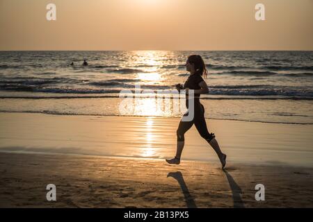 Touristes sur la plage Arambol, Goa, Inde, Asie Banque D'Images