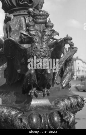 Vers 1980 Leningrad (Saint-Pétersbourg). Armoiries en bronze aigle à deux têtes de l'Empire russe. Élément de décoration de rue. Gros plan Banque D'Images