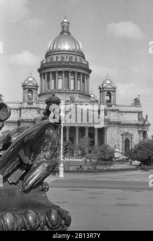 Vers 1980. Aigle royal, élément de décoration, sur le fond de la cathédrale Saint-Isaac, gros plan Banque D'Images