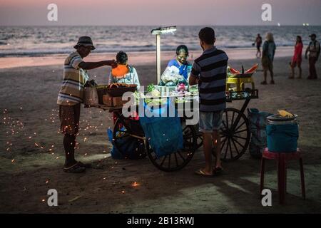 Les gens sur la plage, Arambol, Goa, Inde. Banque D'Images