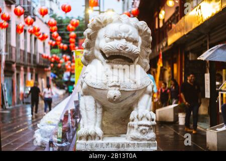 Statue en marbre d'un lion chinois dans le quartier chinois de Mexico Banque D'Images