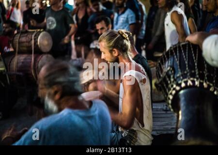 Les gens sur la plage, Arambol, Goa, Inde. Banque D'Images