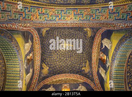 Ravenne, ITALIE - 28 JANVIER 2020: Les mosaïques du premier mausolée chrétien - Mausoleo di Galla Placidia à partir de 5. Cent. Banque D'Images