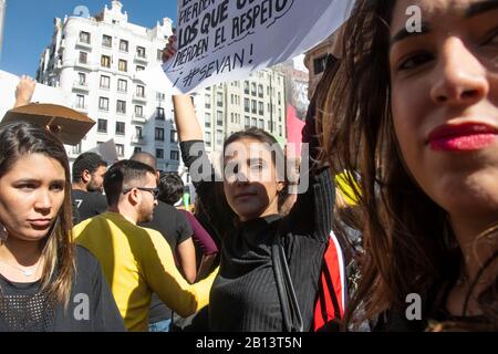 Des centaines de résidents de la République dominicaine ont manifesté à la Plaza de Callao, à Madrid, pour protester contre la suspension des élections municipales en République dominicaine, dimanche dernier en raison de prétendus échecs techniques dans le système de vote. Les manifestations ont débordé mercredi dernier, en foule. L'augmentation de l'afflux de ces manifestations a été, en partie, une réponse à la répression de la concentration de la veille, lorsque des hommes en uniforme ont jeté deux bombes à gaz lacrymogènes au groupe de centaines de personnes qui se sont concentrées devant l'autorité électorale. Beaucoup de participants ont jeté Banque D'Images