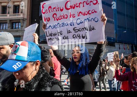 Des centaines de résidents de la République dominicaine ont manifesté à la Plaza de Callao, à Madrid, pour protester contre la suspension des élections municipales en République dominicaine, dimanche dernier en raison de prétendus échecs techniques dans le système de vote. Les manifestations ont débordé mercredi dernier, en foule. L'augmentation de l'afflux de ces manifestations a été, en partie, une réponse à la répression de la concentration de la veille, lorsque des hommes en uniforme ont jeté deux bombes à gaz lacrymogènes au groupe de centaines de personnes qui se sont concentrées devant l'autorité électorale. Beaucoup de participants ont jeté Banque D'Images