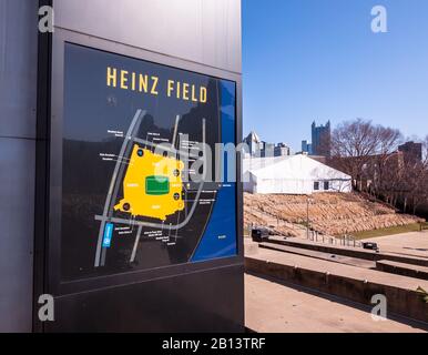 La carte de Heinz Field à l'extérieur du stade une journée ensoleillée avec le centre-ville de Pittsburgh en arrière-plan, Pittsburgh, Pennsylvanie, États-Unis Banque D'Images