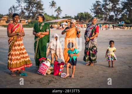 Les gens de la région sur la plage, Arambol, Goa, Inde, Asie Banque D'Images