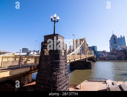 Le pont Roberto Clemente qui s'étend sur la rivière Allegheny du côté nord jusqu'au centre-ville de Pittsburgh en hiver ensoleillé, Pittsburgh, PA, États-Unis Banque D'Images