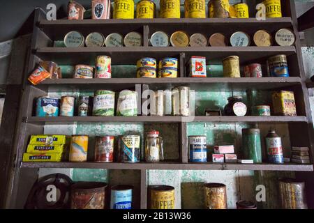 Vieilles boîtes de nourriture à Wordie House dans une ancienne base de recherche scientifique britannique sur l'île d'hiver dans les îles argentines, en Antarctique. Banque D'Images